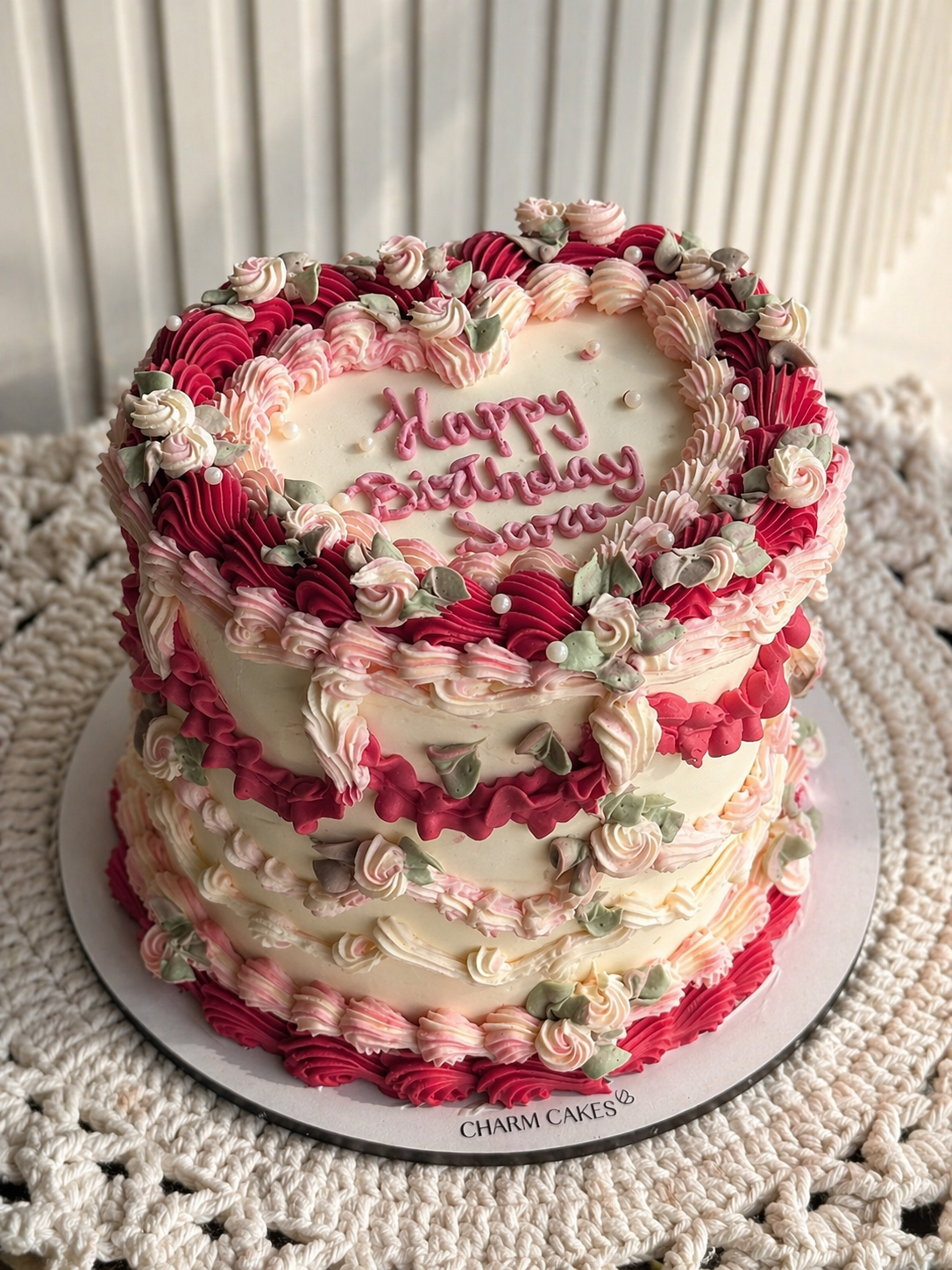 Bolo coração vintage com buttercream em tons de cereja e rosa