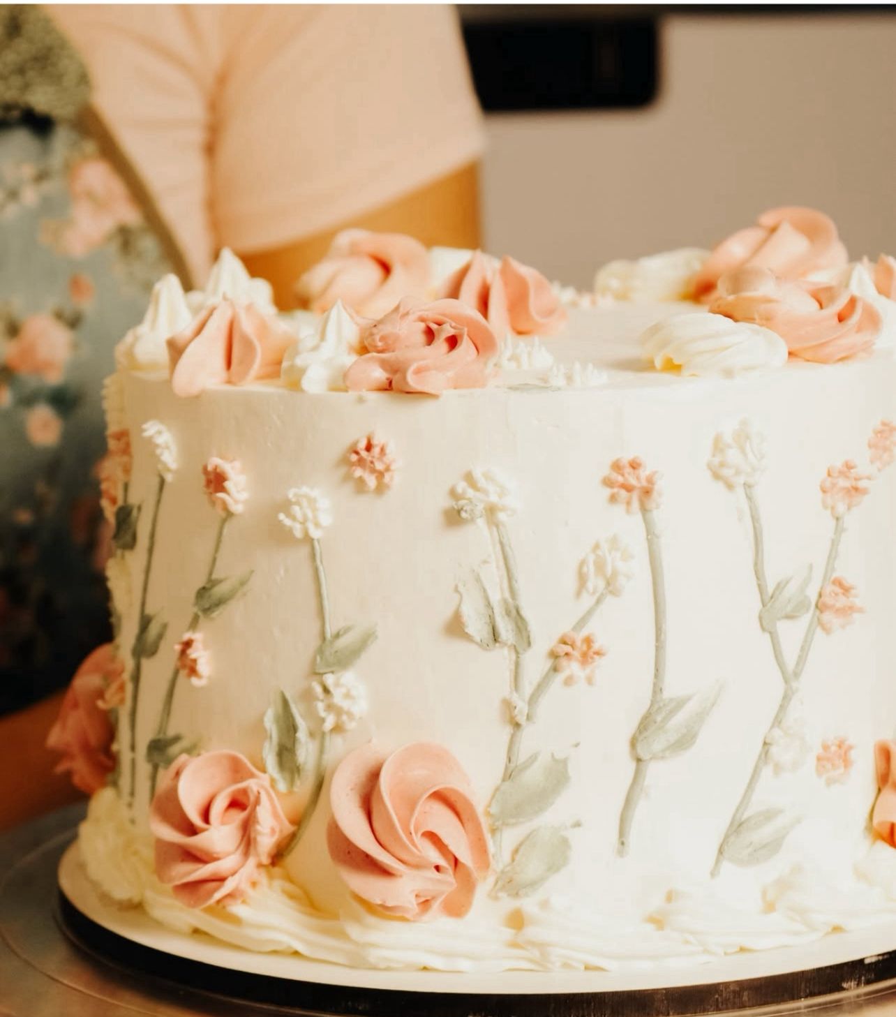 Bolo floral branco com rosas e flores delicadas em buttercream rosé