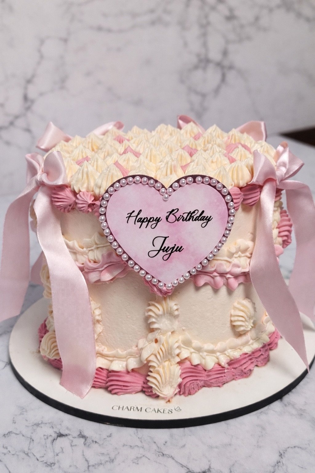 Bolo aniversário vintage com laços de fita e plaquinha personalizada
