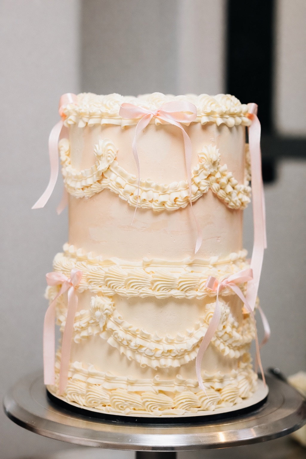 Bolo 2 andares blush com rendas e laços de buttercream